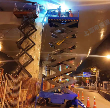 高空升降平台车参与上海中环线桥梁支座检修工作