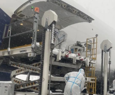 大雪压坏机场升降平台车,货运公司人员积极抢修