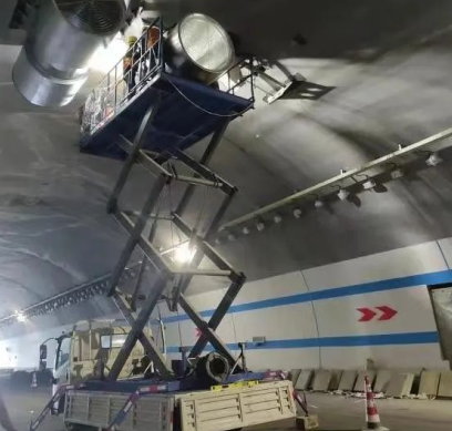 高空升降平台车参与开春高速隧道机电安装工程