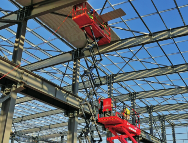 剪叉式升降平台车为室内钢结构施工提供高空作业支持