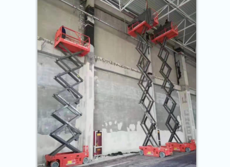 工人使用移动式升降平台车为飞机新厂房安装电缆设施