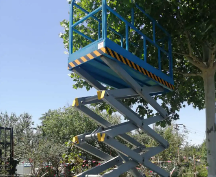 唐山园林管理人员使用高空升降平台车给树木整形