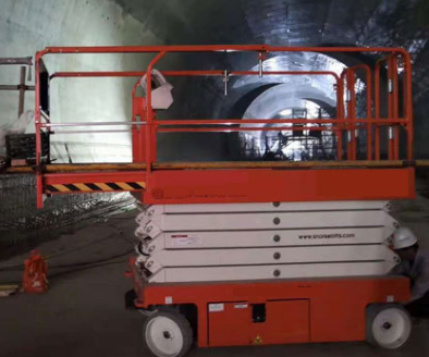 移动式高空升降车被用于兰新高铁隧道段修复工作