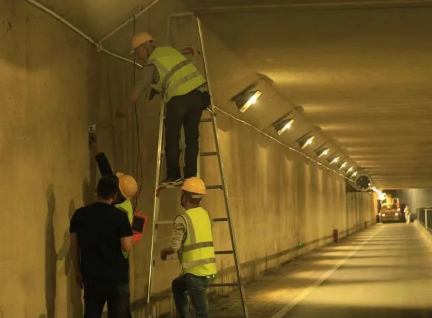 铜陵市市政处利用剪叉式升降车检修隧道路灯