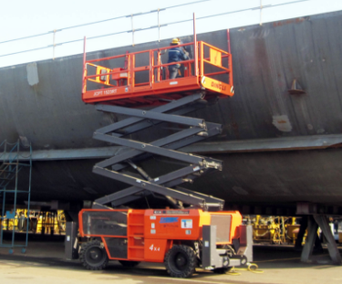 江南造船厂使用剪叉式升降平台车维修船舶