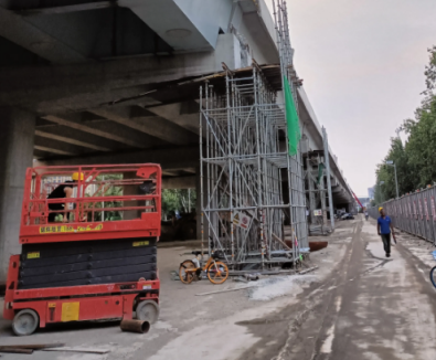 剪叉式升降平台车被用于石家庄西二环高架路提升改造工程